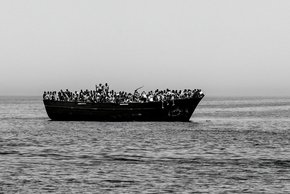 Ausstellung Mission 3 Daniel Kempf-Seifried (Foto: Daniel Kempf-Seifried) Die Fotografie zeigt ein Flüchtlingsboot vor der libyschen Küste.