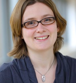 Portrait von Franziska Schiegl, Mitarbeiterin Marketing und Öffentlichkeitsarbeit