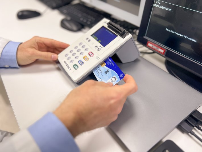 Durch eine Abfrage des Registers können wir nunmehr schnell und einfach erfahren, ob und welche Vorsorgeregelungen ein Patient für den Notfall getroffen hat und wer für ihn Entscheidungen fällen darf.