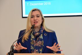 Staatsministerin für Gesundheit und Pflege Melanie Huml hält eine Rede anläßlich der Segnung des Paul Gerhardt Hauses