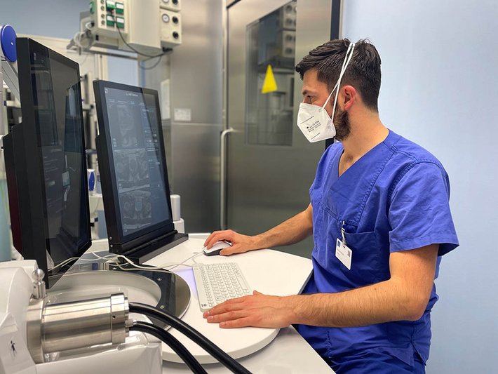 Das Krankenhaus Barmherzige Brüder Regensburg bietet bei Prostatakrebs die fokale HIFU-Therapie als Behandlungsmöglichkeit an. (Foto: Stephanie Tschautscher. ) Oberarzt Daniel Koch bei der Therapieplanung für die fokale HIFU-Therapie mit dem FocalOne bei Prostatakrebs.