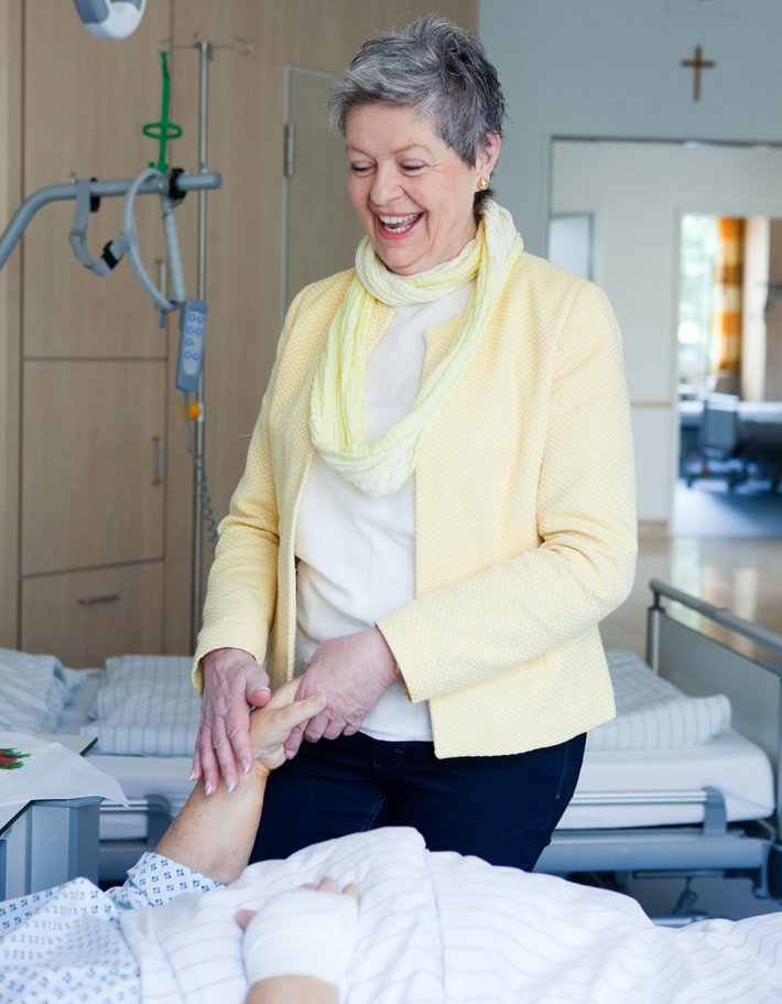 Besuchsdienst (Foto: Birgitt Schlauderer | www.pictographie.de) Unser Krankenhaus arbeitet mit dem ehrenamtlichen Besuchsdienst der umliegenden katholischen Pfarrgemeinden und des evangelischen Dekanats zusammen.