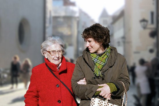 Einkauf mit Betreuung (Foto: Peter Maszlen | Fotolia) Alte Menschen oder Demenzpatienten benötigen vielfältige Unterstützung, z. B. beim Einkaufen.