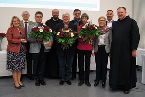 Ihr 45-jährigen Dienstjubiläum feierten (v.l.n.r. mit Blumenstrauß) Alfons Klinger, Gregor Hoyer, Herta Eberle und Agnes Janker (nicht im Bild) feierten zusammen mit Vertretern des Ordens der Barmherzigen Brüder, der Geschäftsführung sowie der Perso (Foto: Julia Gergovich)