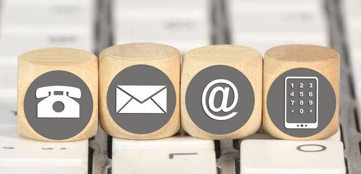 Kontaktblock (Fotolia) Auf dem Bild sieht man 4 Würfel. Der linke zeigt ein Telefond, der daneben einen Brief. Danach folgt ein @ und der Würfel ganz rechts zeigt ein Handy.