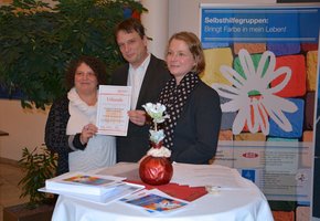 (Foto: Krankenhaus Barmherzige Brüder Regensburg) Antje Liesener (r.) vom Paritätischen Gesamtverband überreicht das Gütesiegel an Selbsthilfekoordinator Dr. Heribert Stauder des Krankenhauses Barmherzige Brüder und KISS-Koordinatorin Lisbeth Wagner.