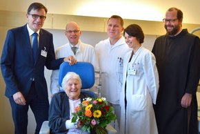 Die erste Patientin im Paul Gerhardt Haus (Foto: Barmherzige Brüder Regensburg) Ein überraschender Besuch mit Blumenstrauß für die erste Patientin im neuen Paul Gerhardt Haus