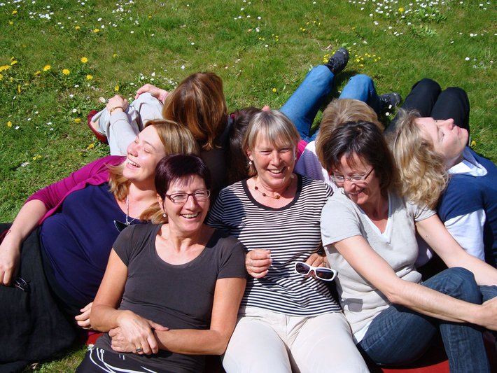 Selbsthilfegruppen (Foto: Selbsthilfekoordination Bayern) Eine Selbsthilfegruppe genießt gemeinsam die Sonne.