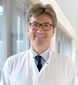 Prof. Dr. Andreas Luchner (Foto: Marina Bergmüller) Prof. Dr. Andreas Luchner, Facharzt für Innere Medizin, Kardiologie, Intensivmedizin, Interventionelle Kardiologie (DGK), Kardiale Magnetresonanztomographie (DGK)