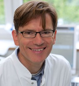 Dr. Michael Schenk (Foto: altrofoto.de) Oberarzt Dr. Michael Schenk, Facharzt für Innere Medizin, Hämatologie und Internistische Onkologie