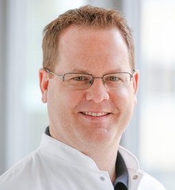 Dr. Dominik Wittmann (Foto: altrofoto.de) Oberarzt Dr. Dominik Wittmann, Facharzt für Anästhesie, Palliativmedizin, Spezielle Schmerztherapie, Notfallmedizin