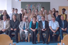 Auf dem Bild sind die Absolventen des Jahrgangs 2015 2016 zu sehen.