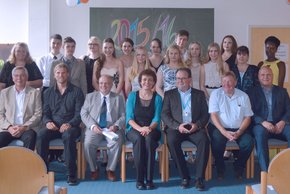 13.09 Abschluss (Krankenhaus Barmherzige Brüder Regensburg) Auf dem Bild sind die Absolventen des Jahrgangs 2015 2016 zu sehen.