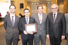 Es freuen sich über die Auszeichnung mit dem Europäischen Bürgerpreis (von links): Europabüro-Leiter Dr. Carlo Galasso, Generalprior Pater Jesús Etayo, der spanische Abgeordnete Gabriel Mato und Generalrat Frater Rudolf Knopp (Krankenhaus Barmherzige Brüder Regensburg)