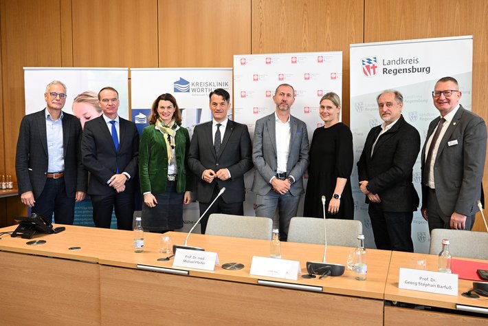 Von links:  Prof. Dr. Michael Pfeifer (Barmherzige Brüder Regensburg), Prof. Dr. Oliver Kölbl (Universitätsklinikum Regensburg), Landrätin Tanja Schweiger, Prof. Dr. Georg Stephan Barfuß (Stadt Regensburg), Prof. Dr. Michael Kabesch (Barmherzige Brüder Regensburg), Prof. Dr.  Sylvia Pemmerl (Caritas-Krankenhaus St. Josef Regensburg), Prof. Dr.  Thomas Baghai (Bezirksklinikum medbo Regensburg) und Martin Rederer (Kreisklinik Wörth a. d. Donau). 