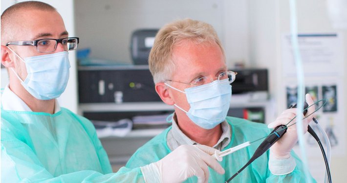 (Foto: Carolin Jacklin) Pneumologie-Oberarzt Dr. Christof Kundel (r.) und Thomas Zeidler, Leiter der Zentralen Funktionsdiagnostik, bei der Bronchoskopie.