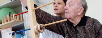 Ergotherapie (Foto: altrofoto.de) Ergotherapie unterstützt und begleitet Menschen jeden Alters, die in ihrer Handlungsfähigkeit eingeschränkt oder von Einschränkung bedroht sind. Ziel ist, sie bei den für sie bedeutungsvoller Betätigungen in den Bereichen Selbstversorgung, Produktivität und Freizeit in ihrer persönlichen Umwelt zu stärken.