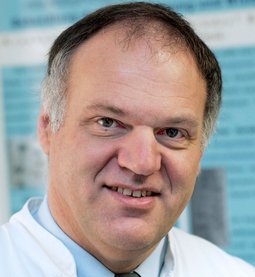 Dr. Adolf Müller (Foto: altrofoto.de) Chefarzt Dr. Adolf Müller, Facharzt für Neurochirurgie und Leiter der Klinik für Neurochirurgie