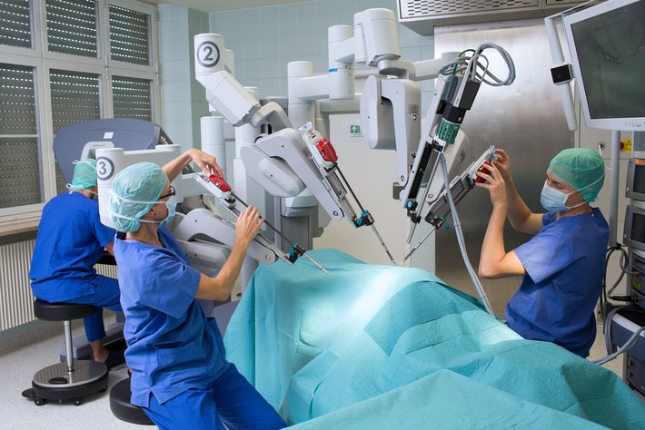 OP-System daVinci© Si: Wie bei einem konventionellen minimalinvasiven Eingriff werden die Instrumente und eine kleine Kamera über kleine Hülsen in den Körper eingeführt.