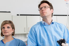 Chefarzt Prof. Dr. Oliver Pech bei der endoskopischen Entfernung bösartiger Veränderungen in der Speiseröhre. (Foto: Paul Mazurek)