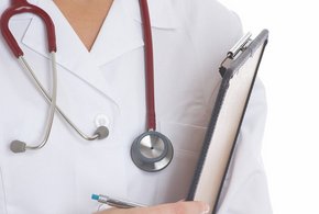 Visite (Foto: Franz Pflügl - Fotolia.com) Man sieht einen Körper, der einen Arztkittel trägt und eine Akte in der Hand hält