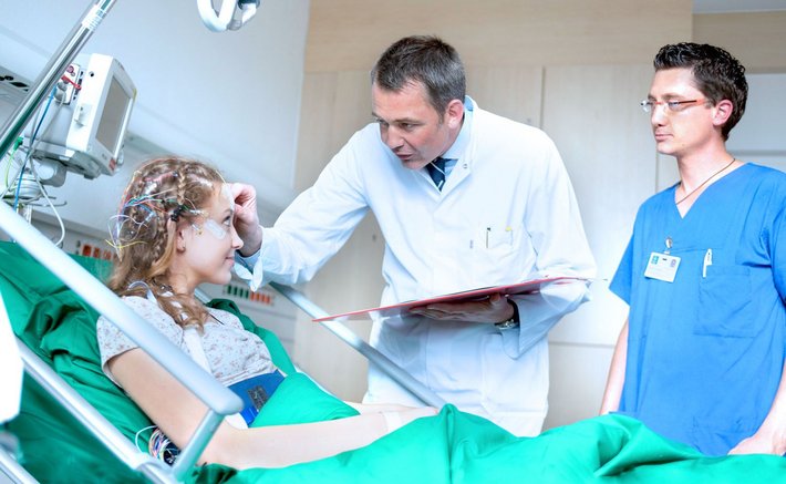 EEG-Untersuchung (Foto: altrofoto.de) Chefarzt Prof. Dr. Hendrik Pels legt bei einer Patientin die Elektroden für eine EEG-Untersuchung an.