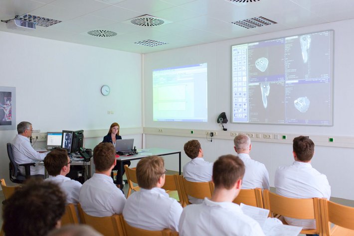 Tumokonferenz (Foto: Paul Mazurek) In der Tumorkonferenz besprechen Ärzte der verschiedene Fachbereiche die bestmögliche Behandlung für den Patienten.