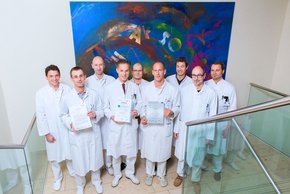 (Foto: Paul Mazurek) Chefarzt Prof. Dr. Bernd Füchtmeier (4.v.l.) mit seinen Oberärzten und den Beauftragten des Endoprothethik-Zentrums.