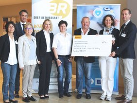 Die Mitarbeiterschaft und die Geschäftsführung von Continental in Regensburg spendeten 4.176 Euro für die KUNO-Klinik St. Hedwig.