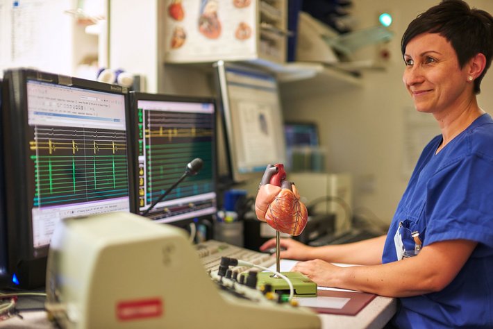 Die Ablation am Herzen ist ein Eingriff, bei dem überzählige oder krankhafte Leitungsbahnen und Erregungsherde verödet werden. Dadurch können bestimmte Formen von Herzrhythmusstörungen dauerhaft beseitigt werden, bei denen Medikamente nicht wirken. Am häufigsten wird die Ablation bei Vorhofflimmern eingesetzt.
