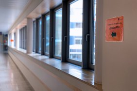 Neues Wegeleitsystem (Foto: Julia Gergovich) Das WWegeleitsystem wurde angepasst, damit sich die Patienten zurecht finden.