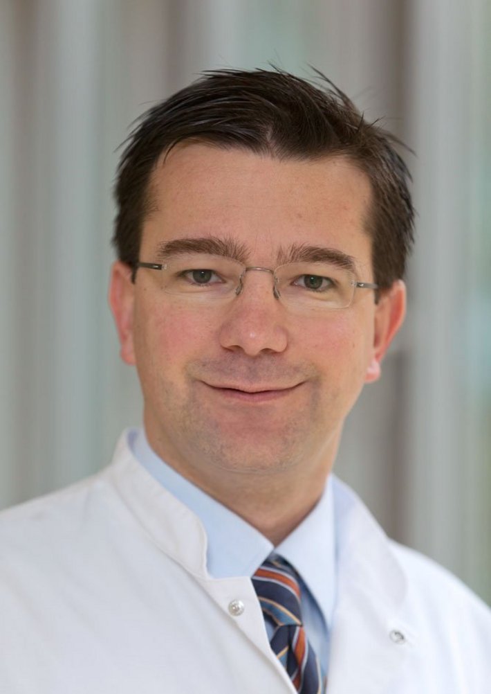 Portrait von Oberarzt Dr. Christian Weingart, Innere Medizin, Nephrologie, Intensivmedizin
