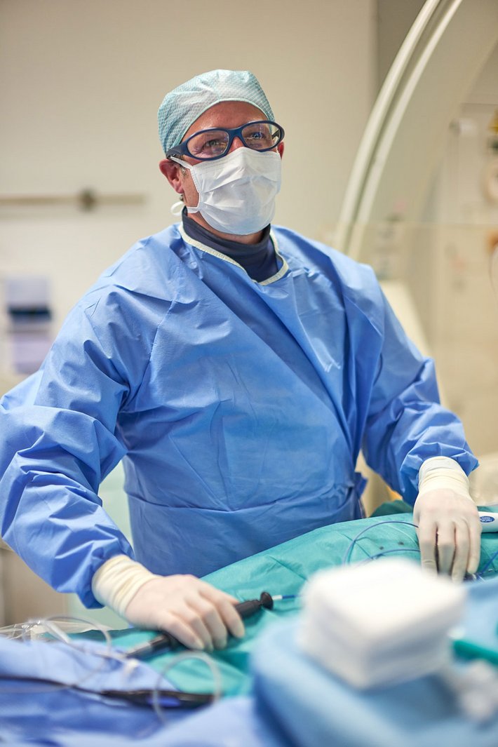 Implantation eines Herzschrittmachers (Foto: Dr. Klaus Kurzidim) Bei der Implantation eines Herzschrittmachers.