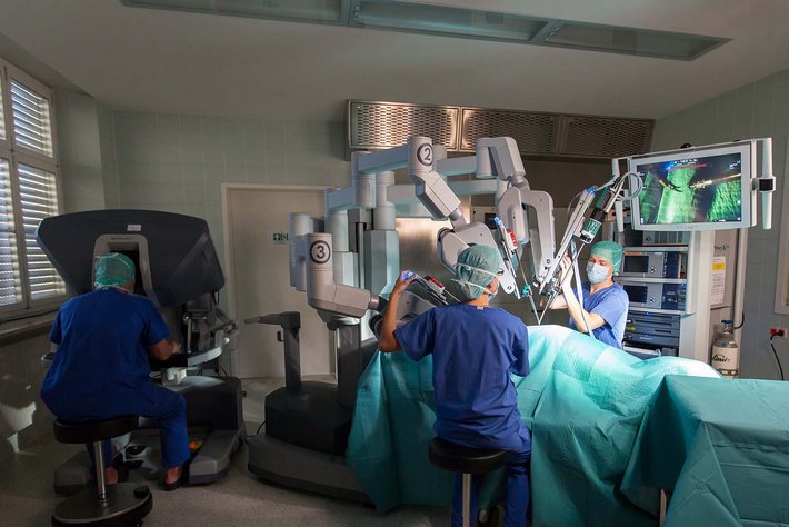 (Foto: Paul Mazurek.) Operation mit dem da Vinci-System am Prostatakrebszentrum im Krankenhaus Barmherzige Brüder Regensburg