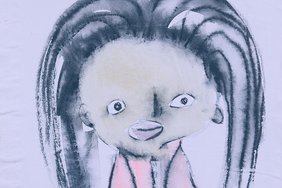 Baby Appachan (Krankenhaus Barmherzige Brüder Regensburg) Abgebildet ist ein Kunstwerk mit dem Namen baby Appachan. Es hat sehr wuschlige Haare, einen schiefen Mund und etwas auseinanderstehende Augen und trägt einen rosa Kittel.