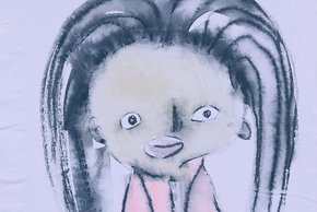 Baby Appachan (Krankenhaus Barmherzige Brüder Regensburg) Abgebildet ist ein Kunstwerk mit dem Namen baby Appachan. Es hat sehr wuschlige Haare, einen schiefen Mund und etwas auseinanderstehende Augen und trägt einen rosa Kittel.