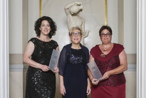 KlinikAward 2017 (Foto: Sebastian Runge) Marketingassistentin Bianca Dotzer, Geschäftsführerin Sabine Beiser und Berufsschulleiterin Marion Laupenmühlen-Schemm nahmen stellvertretend für alle Beteiligten die Auszeichnungen in Berlin entgegen.