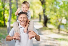 Schulterschmerzen können eine großen Belastung für Betroffene sein. (Foto: Fotolia.de ©BillionPhotos.com)