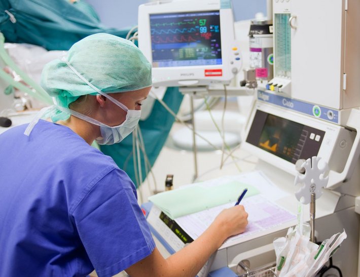 Eine OP-Schwester prüft die Vitalfunktionen.