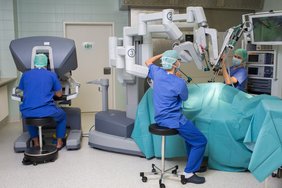 Der Operateur steuert von einer Konsole aus die vier Arme des da Vinci® Si. Die Bewegungen des Chirurgen werden zitterfrei auf die feinen, nur millimetergroßen Instrumente übertragen. 