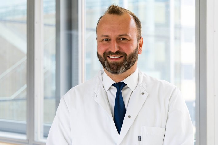 Dr. Dominik Ratiu ist Leiter des Gynäkologischen Krebszentrums am Krankenhaus Barmherzige Brüder Regensburg - Klinik St. Hedwig.