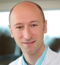 Oberarzt Dr. Christian Bäuml (Foto: altrofoto.de) Oberarzt Dr. Christian Bäuml, Unfallchirurgie, Orthopädie, Sportmedizin