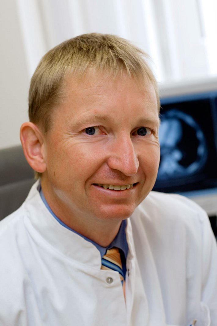 Foto von Dr. Max Mayr, Oberarzt der Klinik für Allgemein- und Viszeralchirurgie
