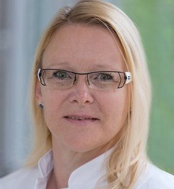 Andrea Haack (Foto: altrofoto.de) Andrea Haack: Fachärztin für Innere Medizin, Geriatrie, Oberärztin