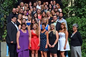 (Foto: Barmherzige Brüder Regensburg) 27 Krankenpflegeschüler schlossen in diesem Jahr ihre Ausbildung erfolgreich ab. Zur feierlichen Zeugnisübergabe kamen neben Prior Frater Seraphim Schorer auch die Krankenhaus-Geschäftsführer Sabine Beiser und Dr. Andreas Kestler die Pflegedirektoren Ralf Busse und Gerhard Harrer, sowie Schulleiterin Marion Laupenmühlen-Schemm.
