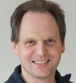 Feifel (Uwe Moosburger) Herr Feifell hat etwas längere kurze braune Haare und eine halb Glatze