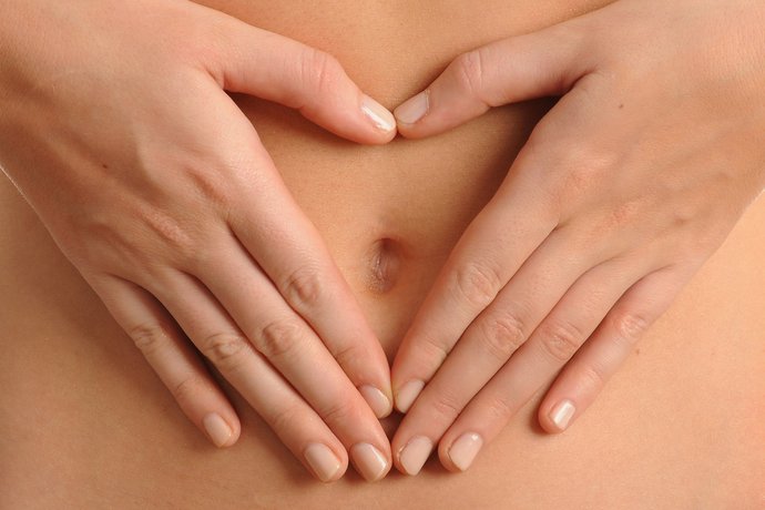Krebstherapie an Leber, Darm, Pankreas, Magen: Medizinregion Regensburg Auf dem Bild sieht man einen Bauch. Um den Nabel herum ist ein aus Händen geformtes Herz.