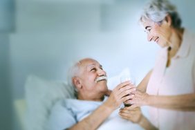 Mut zu Helfen (Shutterstock) Man sieht eine alte Dame die einem älteren Mann ein Glas Wasser reicht
