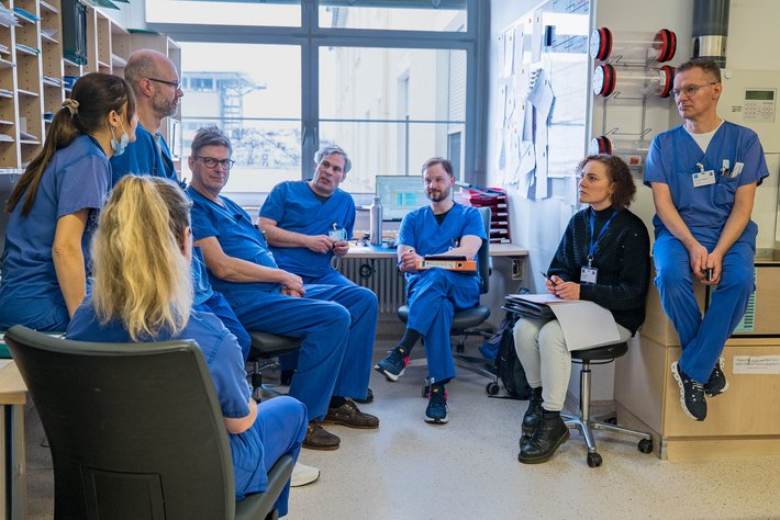 Das Team des zertifizierten Weaning-Zentrums am Krankenhaus Barmherzige Brüder Regensburg trifft sich täglich zur Besprechung. 