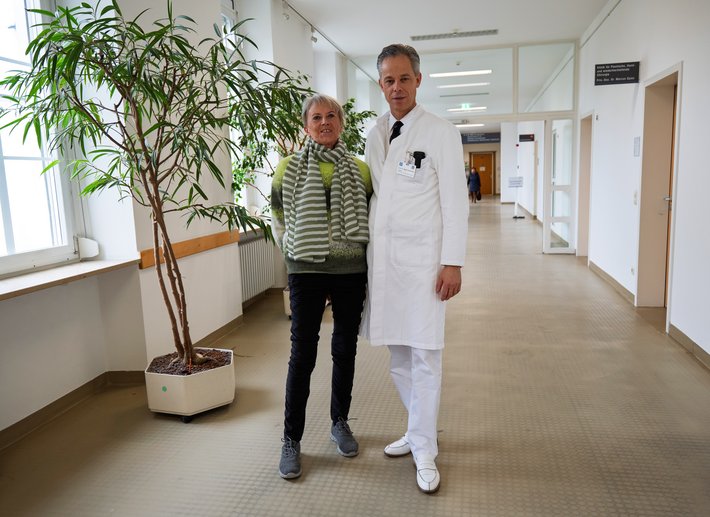 Patientin Ursula W. und Professor Dr. Bernd Füchtmeier Chefarzt der Klinik für Unfallchirurgie, Orthopädie und Sportmedizin und Leiter des Zentrums (Foto: Sarah Tümmler) Patientin Ursula W. und Professor Dr. Bernd Füchtmeier Chefarzt der Klinik für Unfallchirurgie, Orthopädie und Sportmedizin und Leiter des Zentrums